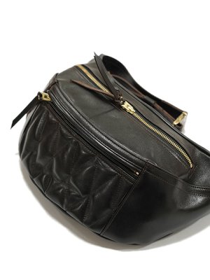 画像2: 【 Y'2 LEATHER（ワイツーレザー） 】　ステアハイドウエストバッグ　STEER HIDE WAIST BAG [ ANILINE STEER BLACK (茶芯) ] [ 牛革 ]
