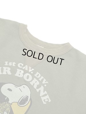 画像3: 【 BUZZ RICKSON'S × PEANUTS（バズリクソンズ × ピーナッツ） 】 スヌーピーセットインクルースウェット SNOOPY SET-IN CREW SWEAT [ AIR BORNE ] [ OLIVE ]