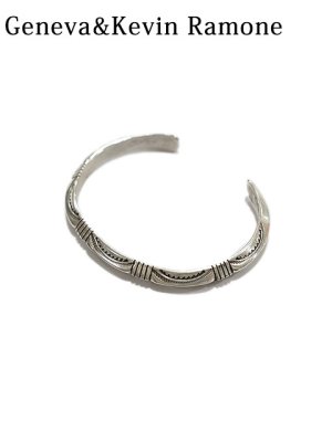 画像2: 【 Indian Jewelry（インディアン ジュエリー） 】 ナバホシルバーバングル [ Geneva & Kevin Ramone ( ジェネバ＆ケヴィンラモーン )]