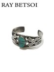 画像1: 【 Raymond Betsoi（レイモンド・ベッツォイ） 】 ターコイズアローバングル [ Turquoise Arrow Bangle ]