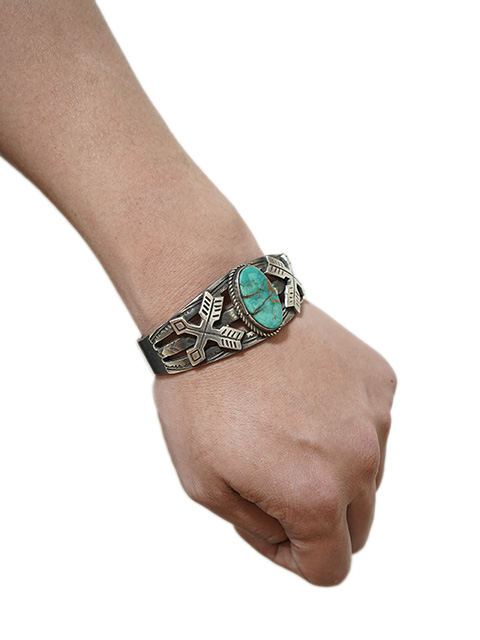 画像2: 【 Raymond Betsoi（レイモンド・ベッツォイ） 】 ターコイズアローバングル [ Turquoise Arrow Bangle ]