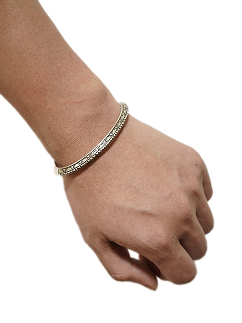 画像2: 【 Whlie Secatero（ワイリー セカテロ） 】ナバホシルバーバングル [ NAVAJO JEWELRY ] 【 メール便可 】